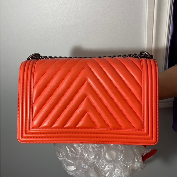 CHANEL New Medium Chevron Boy - Picture 3 of 12